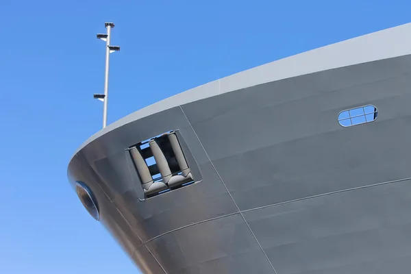 Nos loď chroupala na loděnici — Stock fotografie