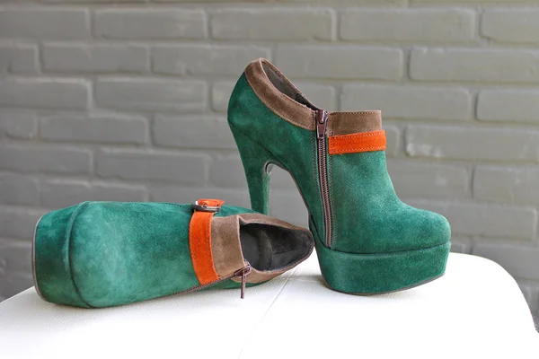 Ladies the green suede shoes on a heel and platform — Stock Photo, Image