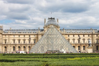 louvre önündeki meydanda. Paris. Fransa