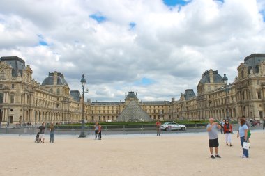 Louvre Müzesi önündeki meydanda. Paris. Fransa - 10t