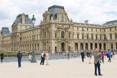louvre önündeki meydanda. Paris. Fransa