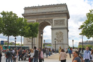 Parisliler, arc de triomphe Paris yakınlarında. Fransa