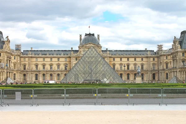 I torget framför Louvren. Paris. Frankrike — Stockfoto