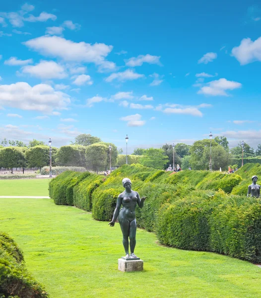 Estatua en el Jardín de las Tullerías, Louvre, París — Foto de Stock