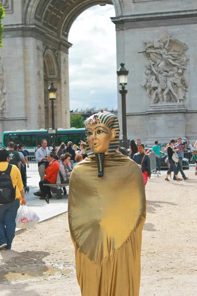 Living statue near the Arc de Triomphe in Paris. France — Stock Photo, Image