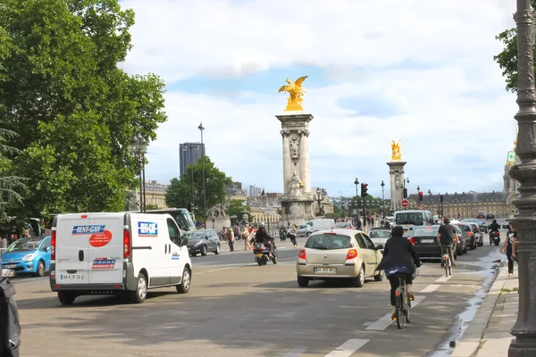 Köprü alexandre III Paris'te trafik. Fransa — Stok fotoğraf