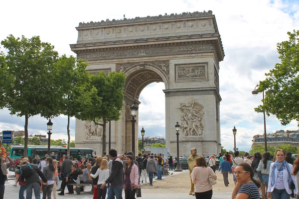 Парижане возле Триумфальной арки в Париже. Франция — стоковое фото