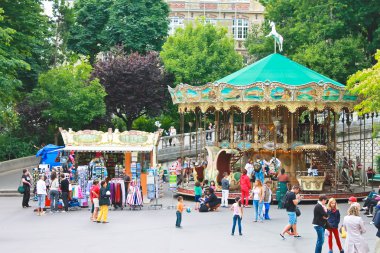 Parisians ve turistler atlıkarınca Montmartre yakınında. Paris.