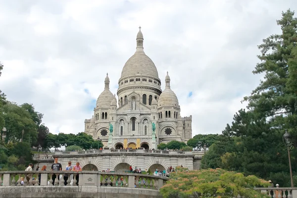 Turisté v blízkosti baziliky Sacré coeur. Montmartre. Paříž. — Stock fotografie