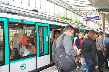 Paris - 10 Temmuz: paris metro istasyonu 10 Temmuz 2012 Paris,