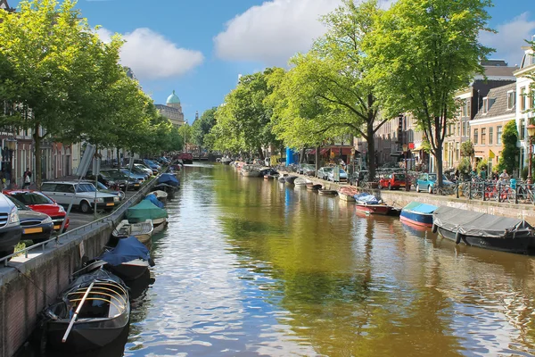 Kanalerna i Amsterdam. Nederländerna — Stockfoto