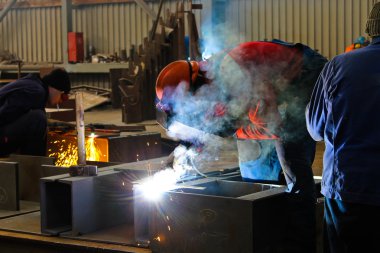 fabrikada, kaynakçılar eser