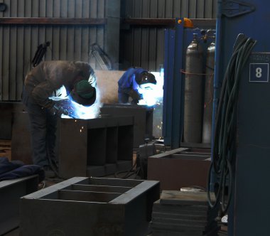 Atölyede çalışan iki kaynakçılar