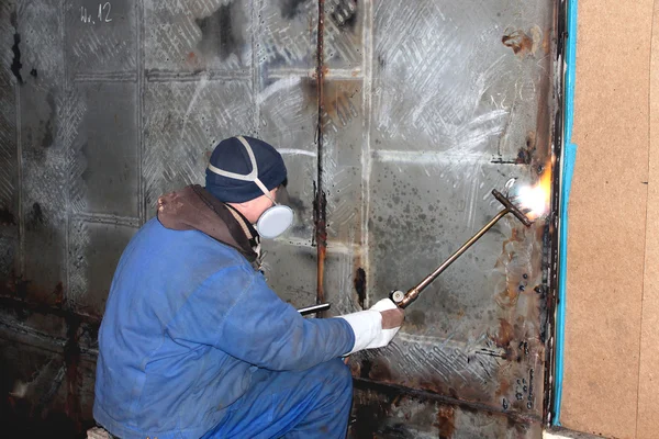 Lasser brander verwarmt de metalen partitie — Stockfoto