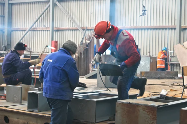 Schweißer arbeiten in der Fabrikhalle — Stockfoto