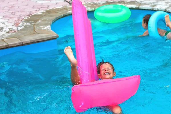 Dos hermanos nadan en la piscina —  Fotos de Stock