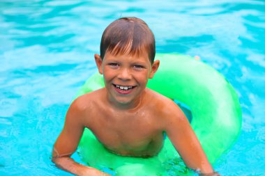 gülen çocuk havuzunda yaz tatillerini üzerinde yüzüyor.