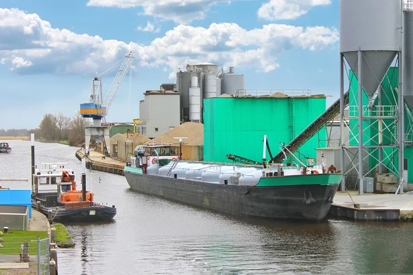 Navio no porto da fábrica de cimento. Países Baixos — Fotografia de Stock