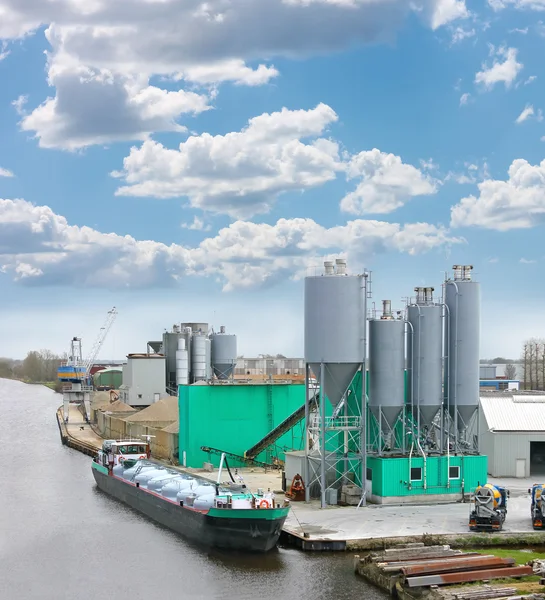 Fartyget i hamn av en cementfabrik. Nederländerna — Stockfoto