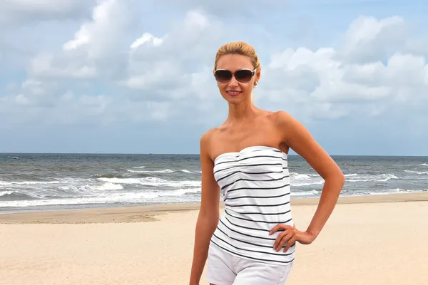 Jeune belle femme sur la plage près de la mer — Photo