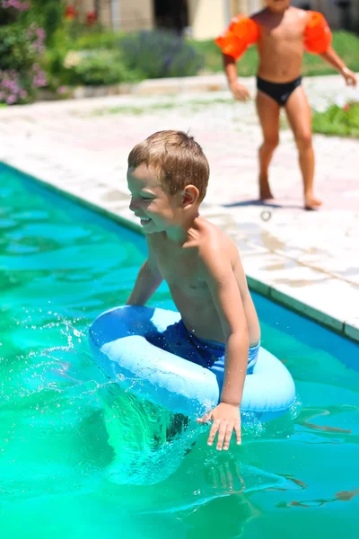 Preschool jongen zijn springen naar het zwembad — Stockfoto