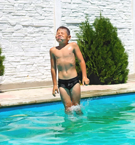 面白い少年はプールにジャンプして — ストック写真