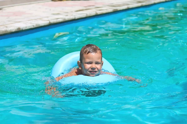 Bambino prescolare nuota in piscina durante le vacanze estive — Foto Stock