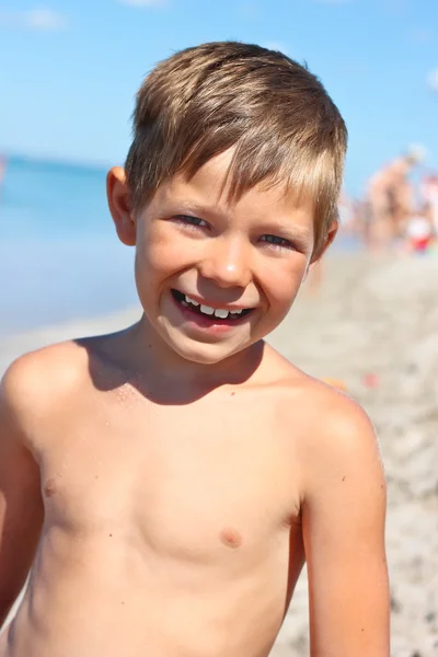 Porträt eines lächelnden Jungen am Meeresstrand — Stockfoto