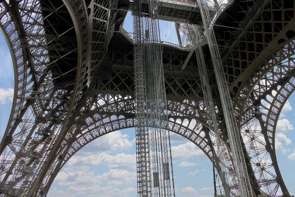 Η διάτρητη διαπλοκής πύργο του Άιφελ. Παρίσι. Γαλλία — Φωτογραφία Αρχείου