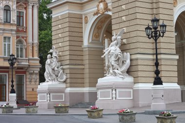 odessa opera binası girişinde heykel. Ukrayna
