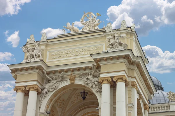 Arch való Odessza Operaház bejárata felett — Stock Fotó