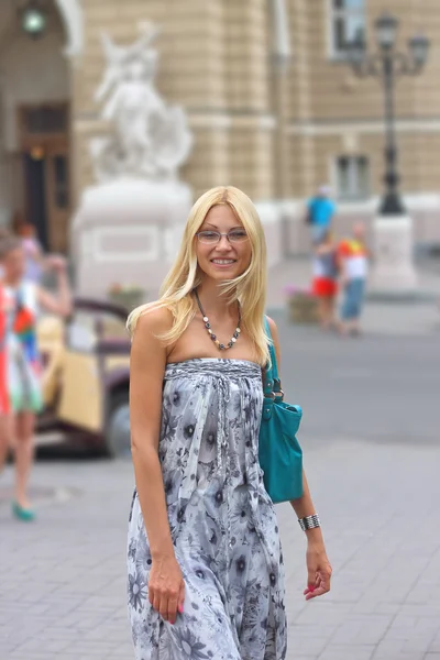 Portrait of smiling girl in a summer town — Stock Photo, Image