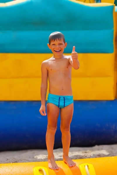 Niño sonriente en bañador azul durante sus vacaciones de verano —  Fotos de Stock