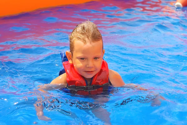 Kind in Weste im Schwimmbad-Wasserpark — Stockfoto