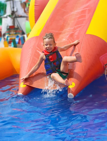 Begeistertes Kind auf Rutsche im Wasserpark — Stockfoto