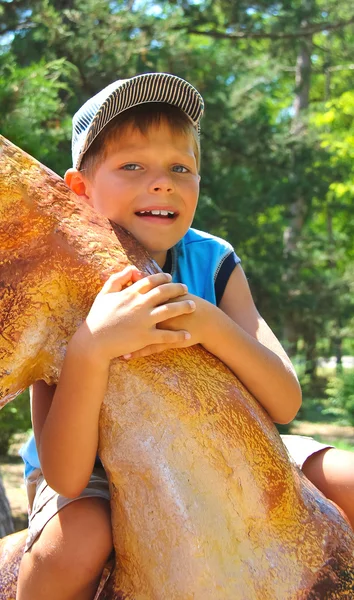 Усміхнена дитина в кепці в літньому парку — стокове фото