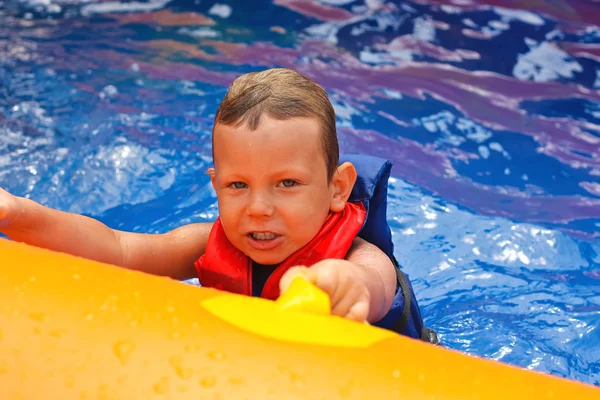 Begeistertes Kind in Weste im Schwimmbad-Wasserpark — Stockfoto