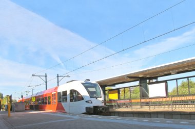 tren istasyonunda treni varış