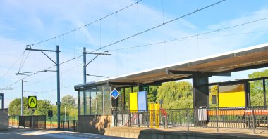 Perron il tren istasyonu.