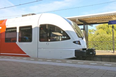 tren istasyonunda treni varış