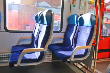 bir yolcu treni arabada oturma sıraları.