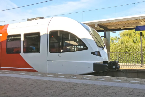 Arrivo del treno alla stazione ferroviaria — Foto Stock