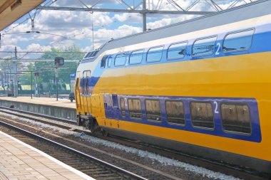 tren istasyonunda treni varış