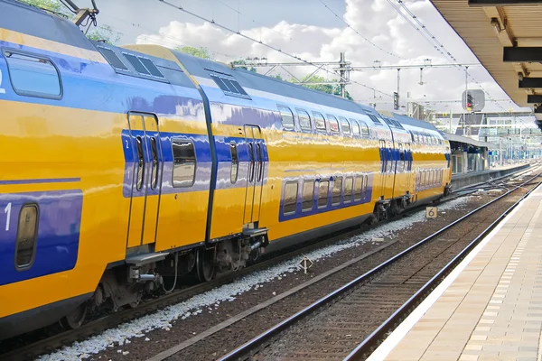 Chegada do comboio à estação ferroviária — Fotografia de Stock