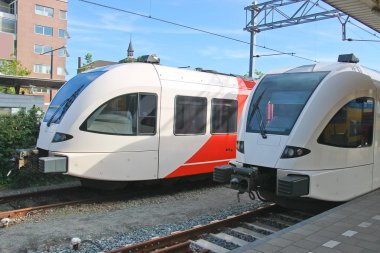 tren istasyonunda treni varış