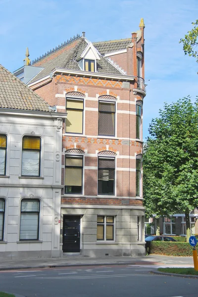 Gevel van een prachtig gebouw in de Nederlandse stad dordrecht, ne — Stockfoto