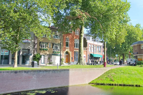 Piétons dans une rue ensoleillée d'automne à Dordrecht, Pays-Bas — Photo