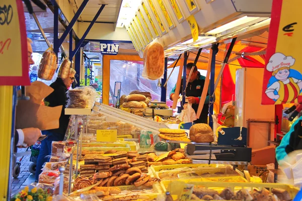 Selling bread on the market in Dordrecht, Netherlands — Stock Photo, Image