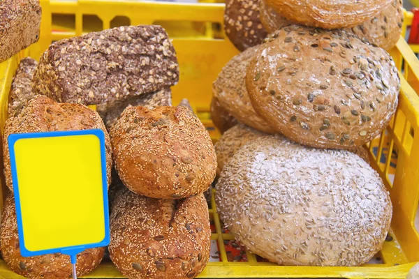 Verkoopmanager brood op de Nederlandse markt, Nederland — Stockfoto