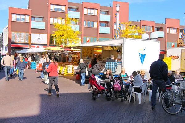 Människor på festliga gatan på i dordrecht, Nederländerna — Stockfoto